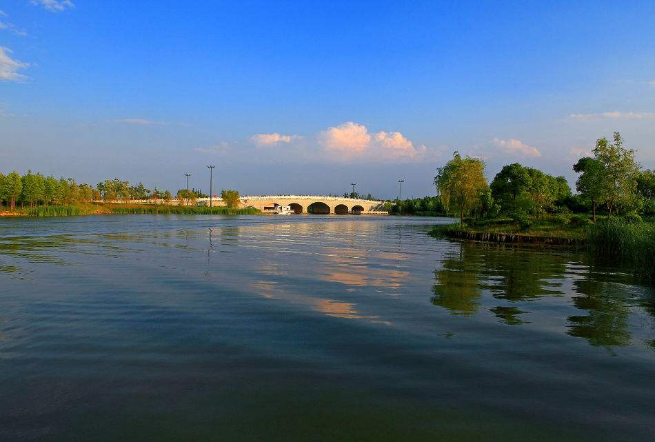 东戴河位于山东省潍坊市烟台市和日照市之间